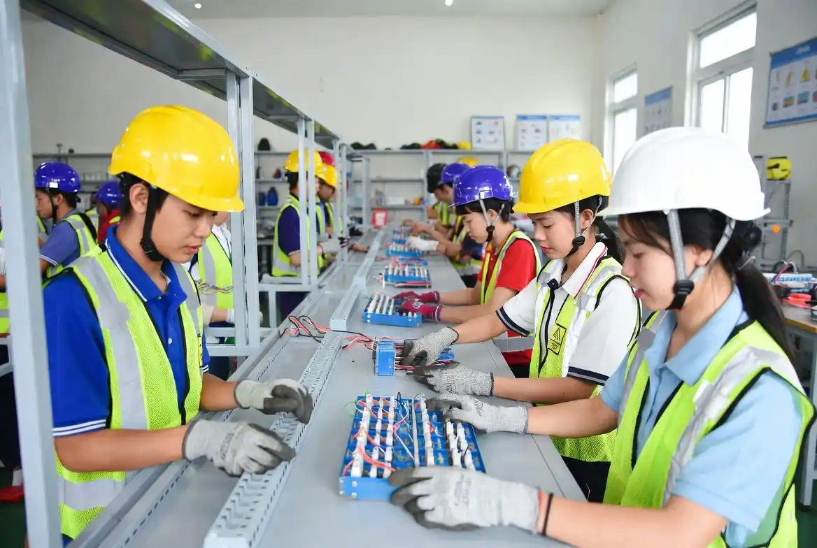 Công đoạn lắp ráp mạch trong phòng thực hành năng lượng tái tạo