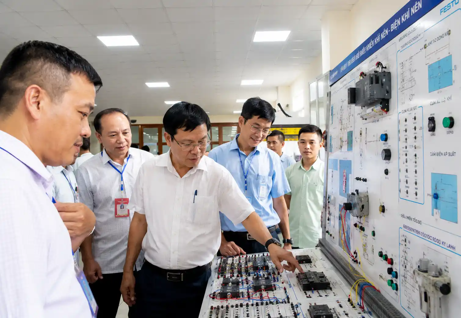 Phòng thực hành cơ điện tử tại Trung cấp Nghề Bắc Cạn
