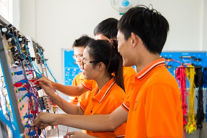 Sinh viên thực hành tại phòng kỹ thuật điện khí nén