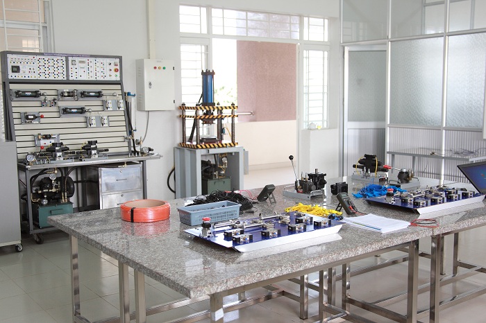 Phòng thực hành kỹ thuật điện khí nén tại trường đại học Lạc Hồng