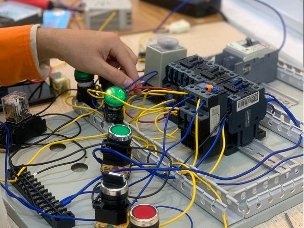 Phòng thực hành lập trình PLC và HMI giúp sinh viên không chỉ nắm rõ lý thuyết mà còn ứng dụng thực tế ngay trên các mô hình đào tạo